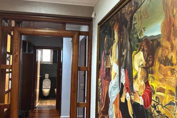 Shtepi me qera Apartament ne Tirane, 3+1, Mobilimi E mobiluar, Pagesa 1,800  Euro.