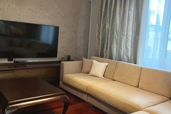 Shtepi me qera Apartament ne Tirane, 3+1, Mobilimi E mobiluar, Pagesa 1,800  Euro.