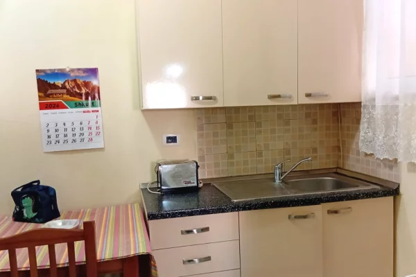 Shtepi me qera Shtepi Private ne Tirane, Garsoniere, Mobilimi E mobiluar, Pagesa 30,000  Leke.