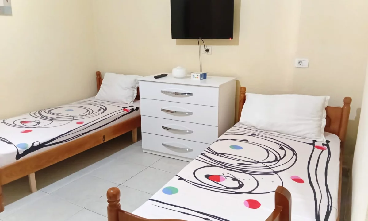 Shtepi me qera Shtepi Private ne Tirane, Garsoniere, Mobilimi E mobiluar, Pagesa 30,000  Leke.