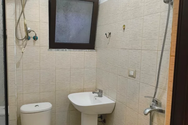 Shtepi me qera Apartament ne Tirane, Garsoniere, Mobilimi E mobiluar, Pagesa 30,000  Leke.