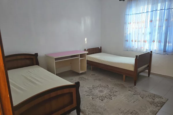 Shtepi me qera Shtepi Private ne Tirane, 2+1, Mobilimi E mobiluar, Pagesa 40,000  Leke.