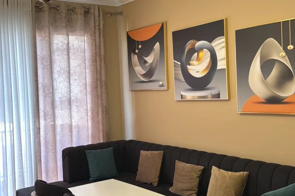 APARTAMENT ME QIRA 1+1 – RRUGA 5 MAJI, PRANË CONCORD CENTER