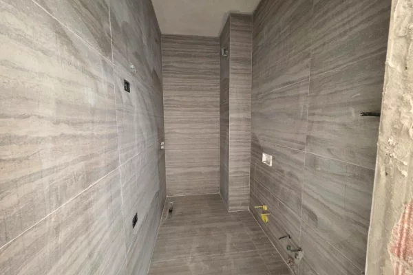 Shtepi ne shitje Apartament ne Tirane, 1+1, Mobilimi Bosh, pa mobiluar, Pagesa 120,800  Euro.