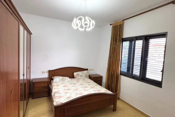 Shtepi me qera Shtepi Private ne Tirane, 1+1, Mobilimi E mobiluar, Pagesa 35,000  Leke.