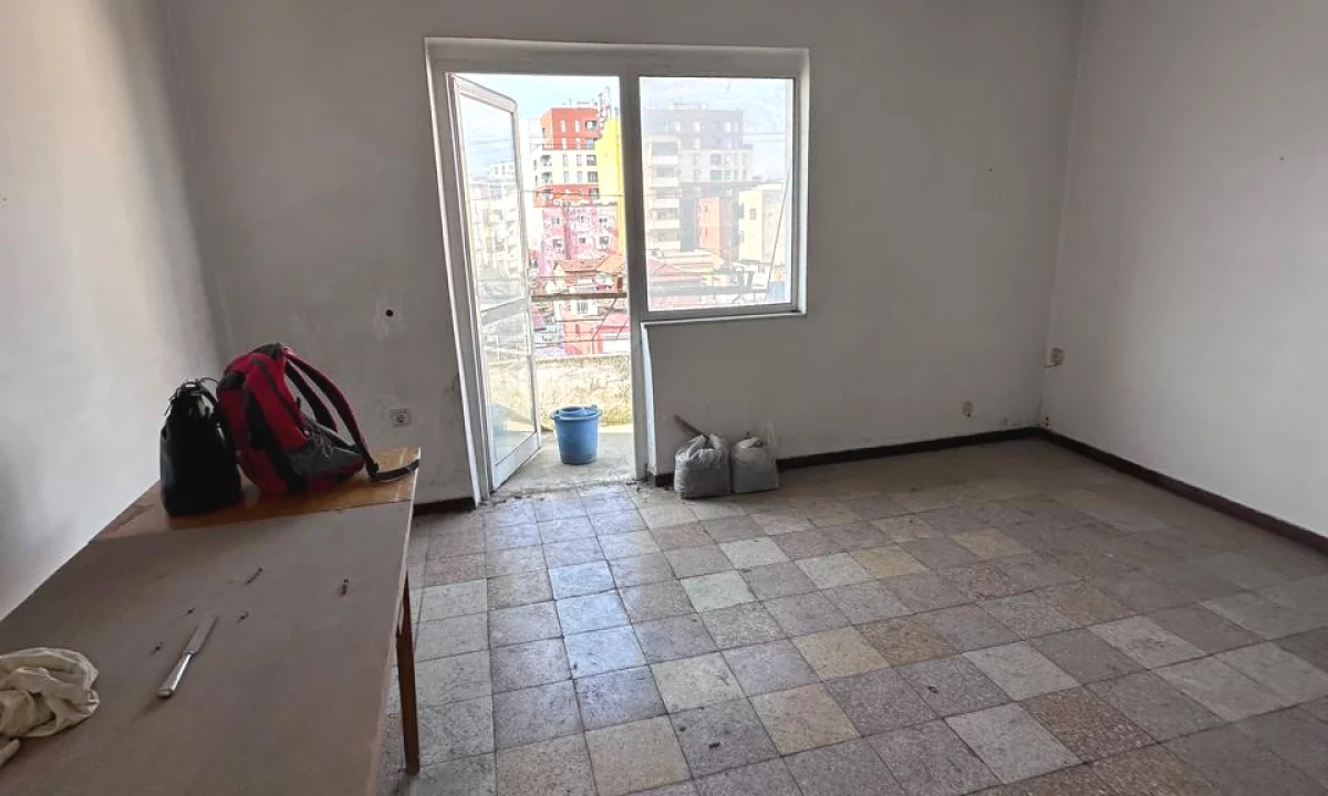 Shtepi ne shitje Apartament ne Tirane, 3+1, Mobilimi Bosh, pa mobiluar, Pagesa 120,000  Euro.