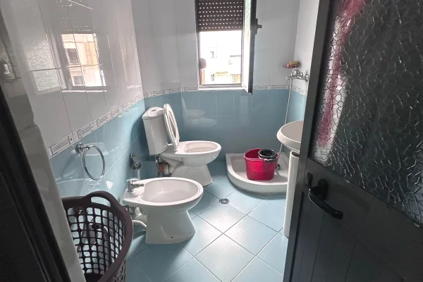 Shtepi me qera Apartament ne Tirane, 1+1, Mobilimi Pjeserisht e mobiluar, Pagesa 40,000  Leke.