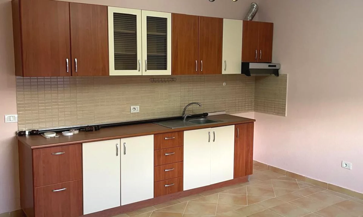 Shtepi me qera Apartament ne Tirane, 3+1, Mobilimi Pjeserisht e mobiluar, Pagesa 600  Leke.