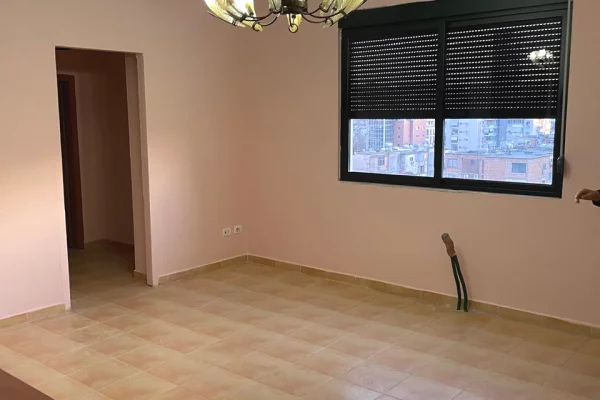 Shtepi me qera Apartament ne Tirane, 3+1, Mobilimi Pjeserisht e mobiluar, Pagesa 600  Leke.