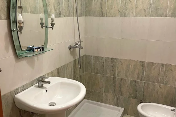 Shtepi me qera Apartament ne Tirane, 3+1, Mobilimi Pjeserisht e mobiluar, Pagesa 600  Leke.