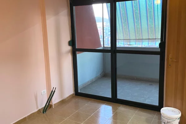 Shtepi me qera Apartament ne Tirane, 3+1, Mobilimi Pjeserisht e mobiluar, Pagesa 600  Leke.