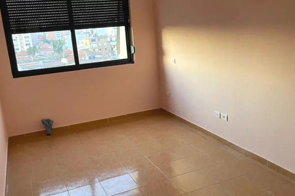 Shtepi me qera Apartament ne Tirane, 3+1, Mobilimi Pjeserisht e mobiluar, Pagesa 600  Leke.