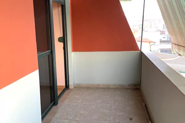 Shtepi me qera Apartament ne Tirane, 3+1, Mobilimi Pjeserisht e mobiluar, Pagesa 600  Leke.