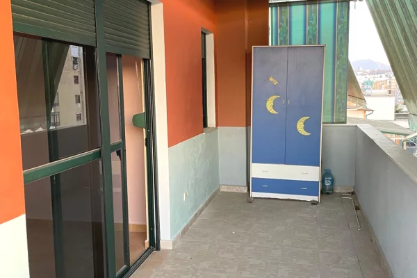 Shtepi me qera Apartament ne Tirane, 3+1, Mobilimi Pjeserisht e mobiluar, Pagesa 600  Leke.