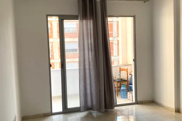Appartamento in vendita a Tirana 2+1, SemiArredato