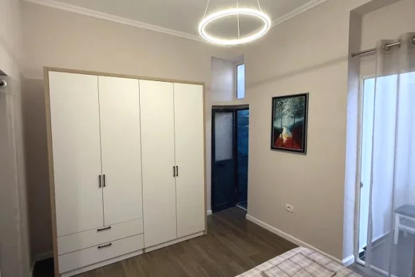 Shtepi ne shitje Apartament ne Tirane, Garsoniere, Mobilimi E mobiluar, Pagesa 98,000  Euro.