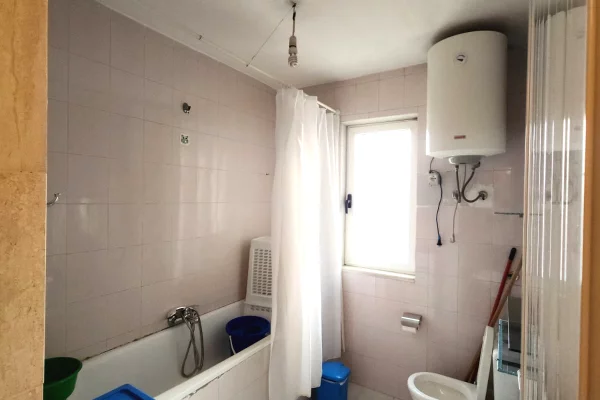 Shtepi ne shitje Apartament ne Tirane, 1+1, Mobilimi E mobiluar, Pagesa 100,000  Euro.