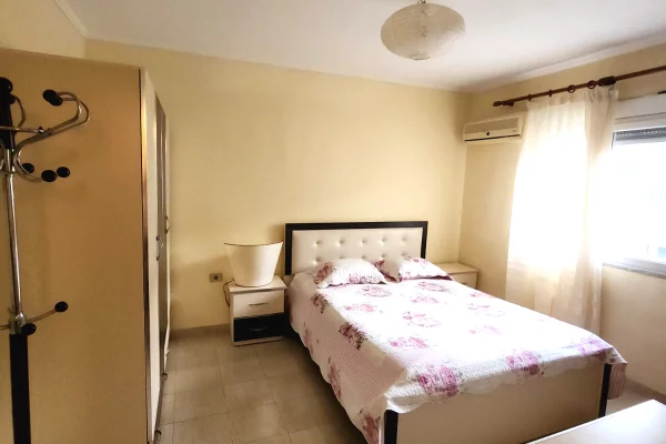 Shtepi ne shitje Apartament ne Tirane, 1+1, Mobilimi E mobiluar, Pagesa 100,000  Euro.