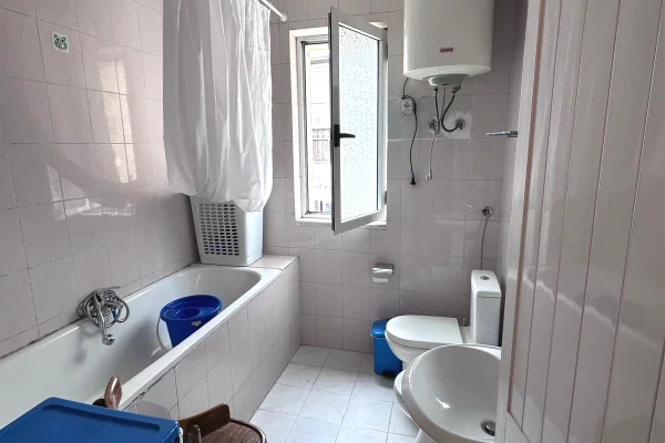 Shtepi ne shitje Apartament ne Tirane, 1+1, Mobilimi E mobiluar, Pagesa 100,000  Euro.