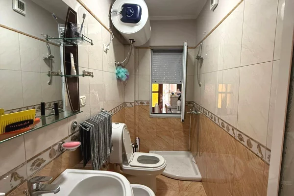 Shtepi ne shitje Apartament ne Tirane, 2+1, Mobilimi E mobiluar, Pagesa 225,000  Euro.