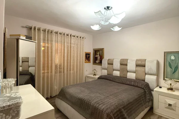 Shtepi ne shitje Apartament ne Tirane, 2+1, Mobilimi E mobiluar, Pagesa 225,000  Euro.