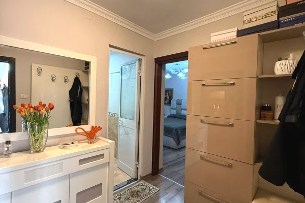 Shtepi ne shitje Apartament ne Tirane, 2+1, Mobilimi E mobiluar, Pagesa 225,000  Euro.