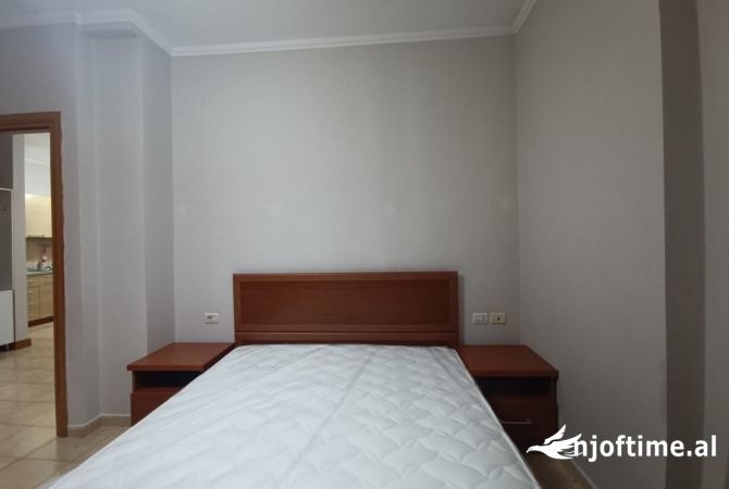 Shtepi me qera Apartament ne Tirane, 1+1, Mobilimi E mobiluar, Pagesa 550  Euro.