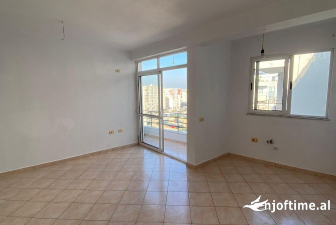 Shtepi ne shitje Apartament ne Tirane, 2+1, Mobilimi Bosh, pa mobiluar, Pagesa 108,000  Euro.