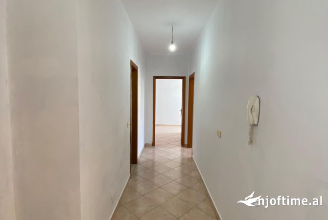 Shtepi ne shitje Apartament ne Tirane, 2+1, Mobilimi Bosh, pa mobiluar, Pagesa 108,000  Euro.
