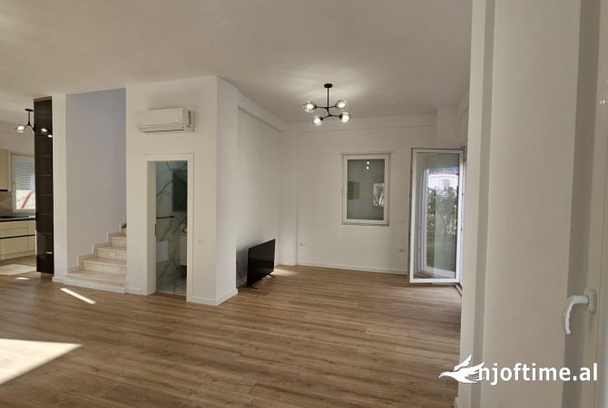 Shtepi me qera Vila Luksoze ne Tirane, 4+1, Mobilimi Pjeserisht e mobiluar, Pagesa 2,500  Euro.