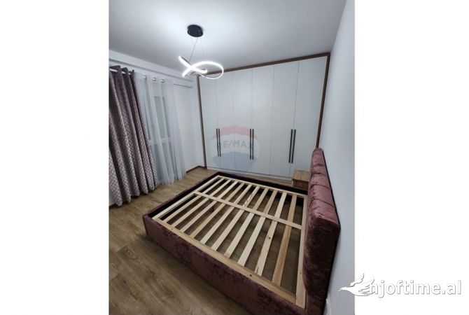 Shtepi me qera 2+1 ne Tirane - 1,800 Euro
