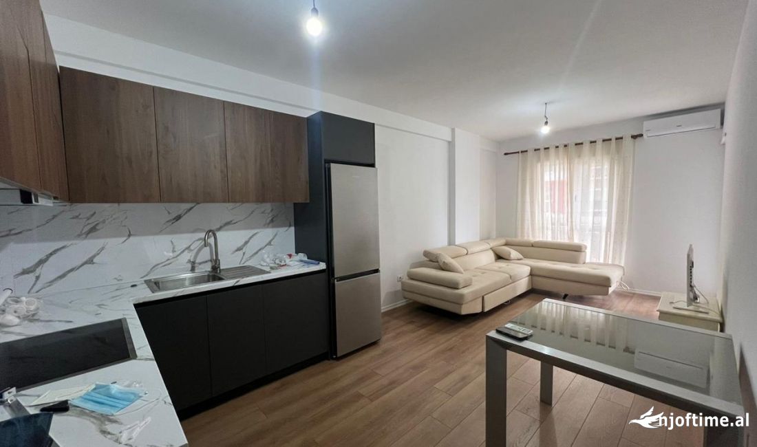 Shtepi ne shitje Apartament ne Tirane, 2+1, Mobilimi E mobiluar, Pagesa 93,000  Euro.
