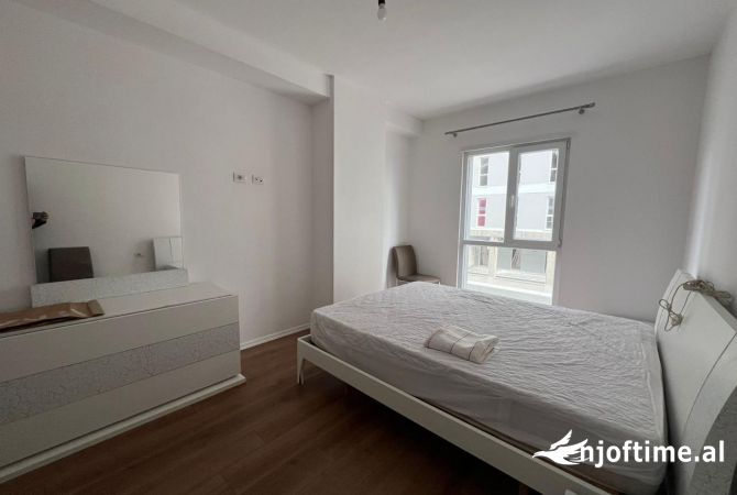 Shtepi ne shitje Apartament ne Tirane, 2+1, Mobilimi E mobiluar, Pagesa 93,000  Euro.