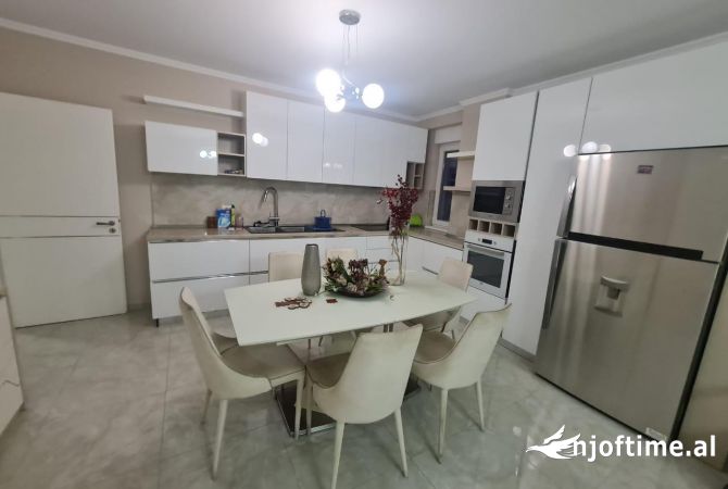 Shtepi me qera 3+1 ne Tirane - 800 Euro
