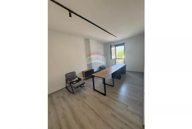 Ambient biznesi me qera 3+1 ne Tirane - 300 Euro
