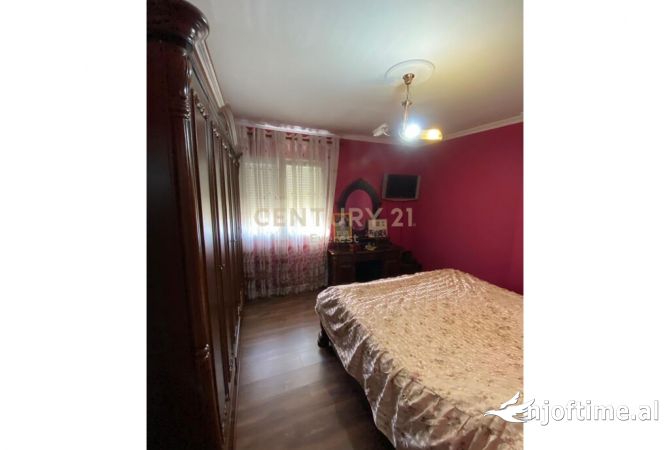 Shtepi ne shitje Apartament ne Tirane, 2+1, Mobilimi Pjeserisht e mobiluar, Pagesa 140,000  Euro.