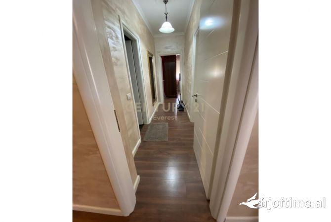 Shtepi ne shitje Apartament ne Tirane, 2+1, Mobilimi Pjeserisht e mobiluar, Pagesa 140,000  Euro.