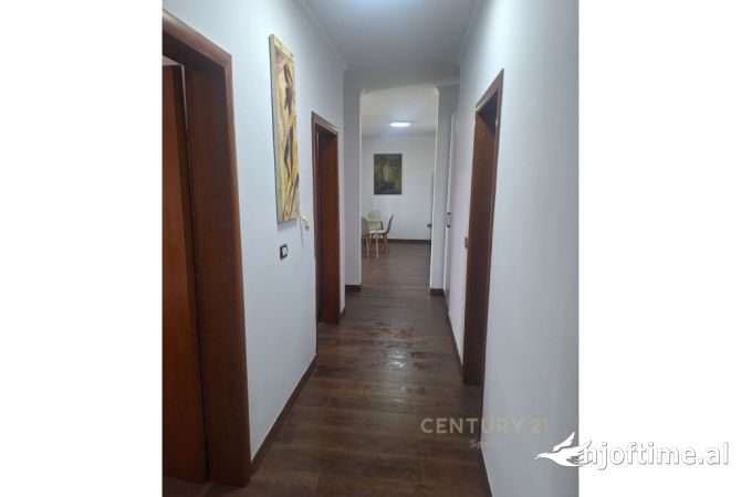Shtepi ne shitje Apartament ne Tirane, 2+1, Mobilimi E mobiluar, Pagesa 175,000  Euro.