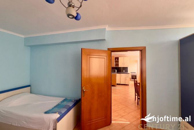 Shtepi ne shitje Apartament ne Tirane, 3+1, Mobilimi Pjeserisht e mobiluar, Pagesa 125,000  Euro.