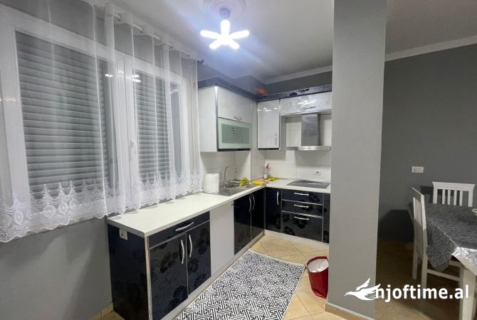 Shtepi me qera Apartament ne Tirane, 2+1, Mobilimi E mobiluar, Pagesa 700  Euro.