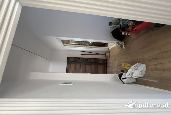 Shtepi ne shitje Apartament ne Tirane, 1+1, Mobilimi Pjeserisht e mobiluar, Pagesa 135,000  Euro.