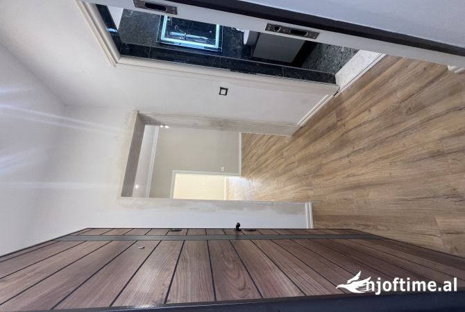 Shtepi ne shitje Apartament ne Tirane, 1+1, Mobilimi Pjeserisht e mobiluar, Pagesa 125,000  Euro.
