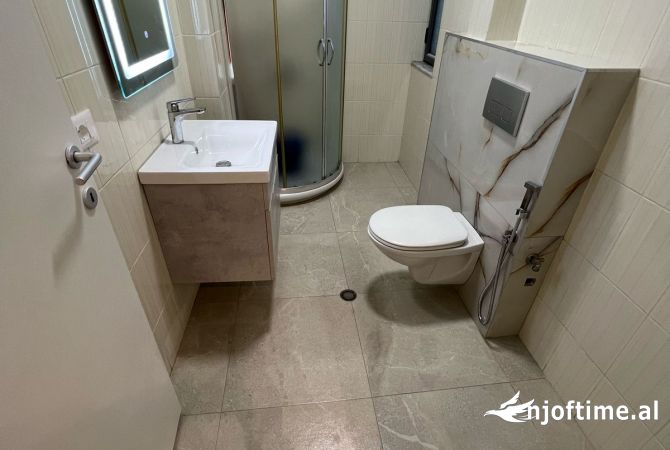 Shtepi ne shitje Apartament ne Tirane, 1+1, Mobilimi Pjeserisht e mobiluar, Pagesa 135,000  Euro.