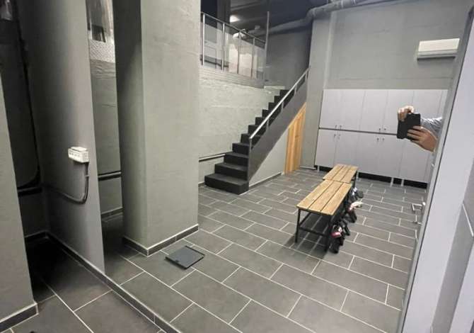 Jepet ambient biznesi me qera  Rruga e elbasanit  Cmimi 2000 Euro