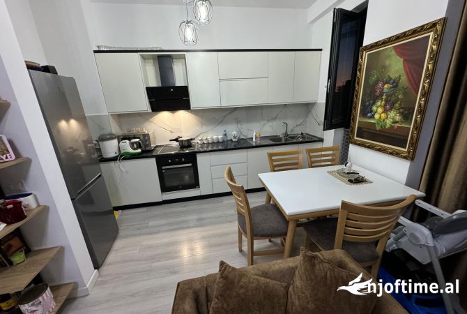 Shtepi ne shitje Apartament ne Tirane, 2+1, Mobilimi E mobiluar, Pagesa 180,000  Euro.