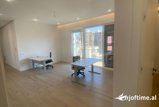 Qera ambjent biznesi , Qender tek hotel Stela  140 m2 , kati 7 cmimi 160000 leke te reja 