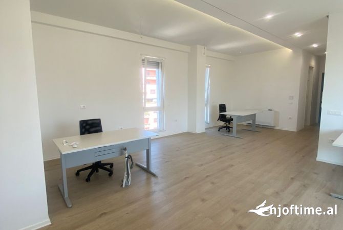 Ambient biznesi me qera 3+1 ne Tirane - 160,000 Leke