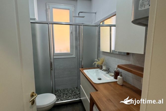 Shtepi me qera Apartament ne Tirane, 2+1, Mobilimi E mobiluar, Pagesa 800  Euro.