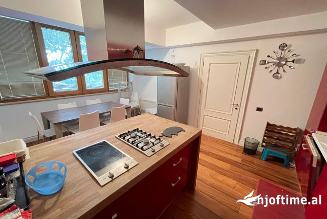 Shtepi me qera Apartament ne Tirane, 2+1, Mobilimi E mobiluar, Pagesa 900  Euro.