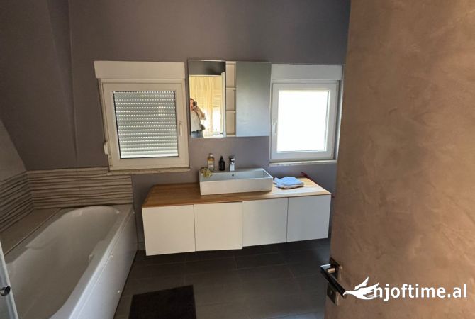 Shtepi me qera Vila Luksoze ne Tirane, 3+1, Mobilimi E mobiluar, Pagesa 3,000  Euro.